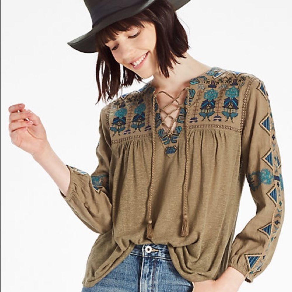 ✨ HP✨Lace Up Embroidered Top✨